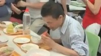 韦神食堂吃饭被多人轮番拍照 画面令人窒息
