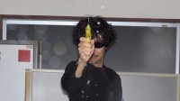 小岛秀夫发“巨抽象”写真：潮男风格十足！