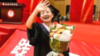 55岁阿姨大学毕业走红 年轻时曾三次高考失败