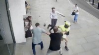 英国窃贼抢手机后因跑丢一只鞋落网 被笑称灰姑娘