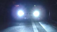 两车互闪远光灯 结果导致路人无辜被撞！