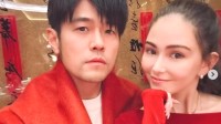 周杰伦晒3岁小女儿萌照 玩拼图萌态十足
