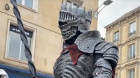 《艾尔登法环》尊腐骑士进入现实！玩家COS逛巴黎