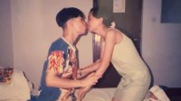 小沈阳晒与妻子沈春阳亲吻照 纪念结婚21周年