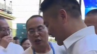 刘强东现身乌鲁木齐 热心摊主送哈密瓜请他品尝