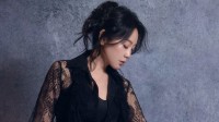 微醺之余微性感？闫妮黑色蕾丝透视装走红毯