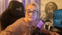 CS奶奶卖出全部皮肤帮家人还债!忠告粉丝“别贷款”