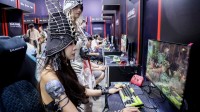 明末核聚变线下试玩座无虚席！美女coser亲手实操