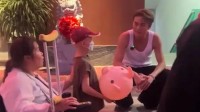 吴克群现身街头帮患病母子卖花 当事人:筹得6000余元