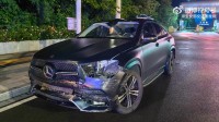 雨天车速120km/h打滑撞护栏 女司机：我没动方向盘啊