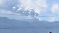 日本新燃岳火山喷发！火山灰柱高达5000米