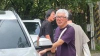 58岁歌手张宇生病后首度露面：满头银发身形消瘦