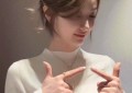 25岁女星与72岁曾志伟合影 不雅但亲密的动态图