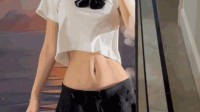 25岁女星与72岁曾志伟合影 不雅但亲密的动态图