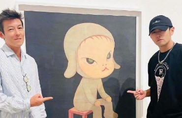 周杰伦晒与陈冠希新合照 玩梗：微信支付300块