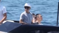 马云现身法国乘坐快艇出海游玩 戴墨镜白帽超有范
