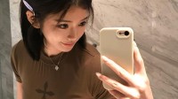 吴艳妮晒“暴击流穿搭”出圈：高露肤度 强视觉冲击
