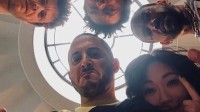 《黑袍》第五季杀青 主演合影复刻第一季经典海报