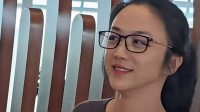 汤唯素颜现身机场带女儿出行 双手合十恳请不要拍孩子