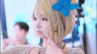 《剑星》体模全新COS：泳装金发妹 头戴小蓝花