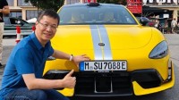 SU7 Ultra欧洲首辆上牌测试车亮相 白车牌帅多了！