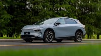 何小鹏为首批G7用户交付新车 售价19.58万元起