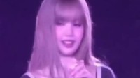Lisa演唱会丢掉粉丝送的labubu 表情还一脸嫌弃