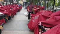 网友称赞雨天给顾客电瓶车搭雨披 胖东来：服务一直有