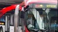 新能源公交上疑有汽油味 司机询问无果要求乘客下车