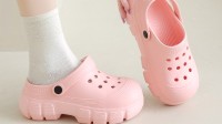 女子常穿洞洞鞋后无法行走 足底竟被查出长“石头” 