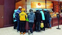 外卖大战有奶茶店1天卖完半年库存 但店长称赚得不多