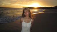 辣妹！小S大女儿Elly海滩写真：金发配吊带蕾丝白裙