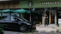 黑武士版理想i8官曝！李想手拿星巴克当车模