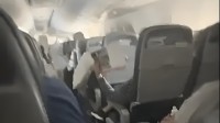 美国航班空调故障机舱飙至54度 空姐劝乘客冥想冷静