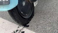 西安热得电动自行车轮胎都化了 网友：真成热熔胎