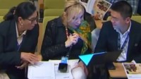 驻联合国外国记者被中国折叠电脑惊到: