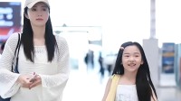 46岁董璇再婚后首现身 带9岁女儿“小酒窝”在机场