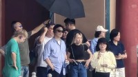 陈奕迅逛故宫被偶遇 背手遛弯未见受伤影响