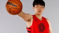 开拓者官方晒杨瀚森新秀定妆照 大红色球衣超帅