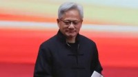 黄仁勋身着唐装出席链博会 演讲环节用中文开场