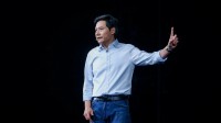 雷军陪比亚迪CEO王传福参观小米工厂 雷军亲任讲解员