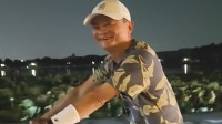 网友偶遇马云夜骑西湖 一身运动装骑万元自行车