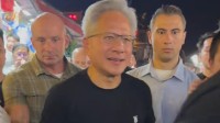 黄仁勋现身北京什刹海！高温仍穿夹克 与路人亲切合影