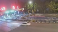 女子上高速后发现没油逆行去加油！罚款200元 记12分