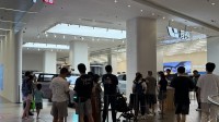 理想i8人气爆棚！线下门店看车的人多到要排队