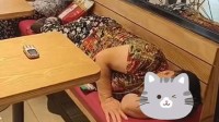 肯德基门店回应老人占座乘凉：自发行为 只能劝说