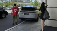 李想穿12号球衣看苏超 带妻子现身常州