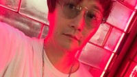 小高和刚称自己不是小岛秀夫：穿的T恤上面有亮点！
