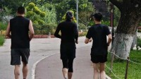 网友偶遇周润发朝阳公园跑步 身子骨依然硬朗有活力