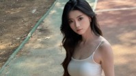 对这种大白腿都没有抵抗力的 搁谁不嘬几口的囧图